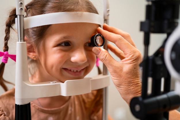 Photo gratuite fille vue côté, faire vérifier ses yeux