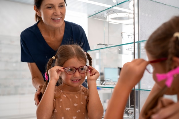 Photo gratuite fille vue de face dans le bureau de l'ophtalmologiste