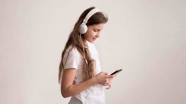 Fille vue latérale avec un casque