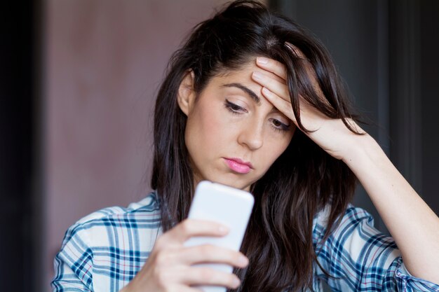 fille Worried tenant son téléphone