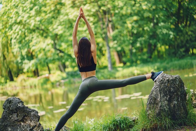 fille de yoga