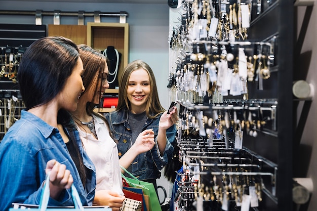 Les filles achètent ensemble dans le centre commercial