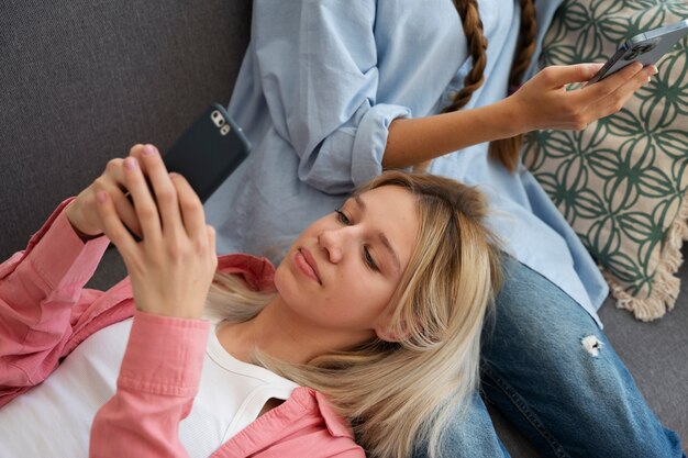 Filles à angle élevé tenant des smartphones