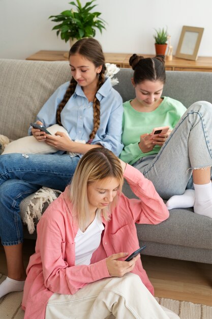 Filles à angle élevé tenant des smartphones