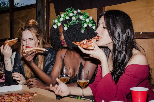 Les filles apprécient la pizza