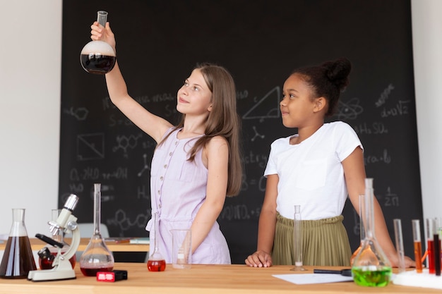 Photo gratuite les filles apprennent plus sur la chimie en classe