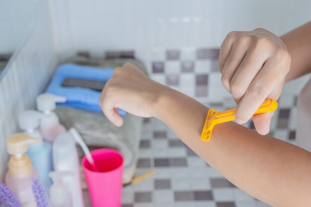 Les filles asiatiques sont rasées.