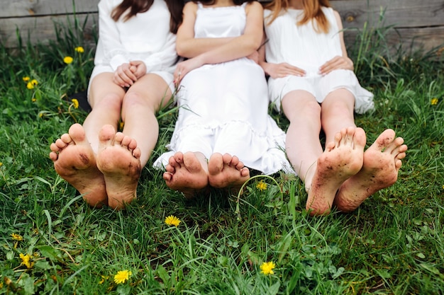 Les filles assis sur l&#39;herbe