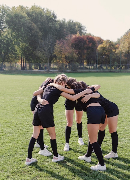 Photo gratuite filles athlétiques rassemblées en cercle