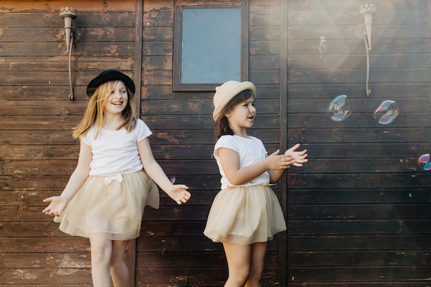 Filles attraper des bulles