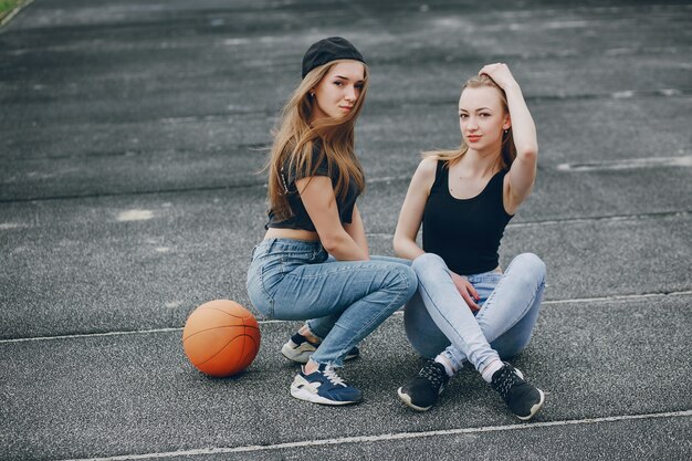 Filles avec une balle