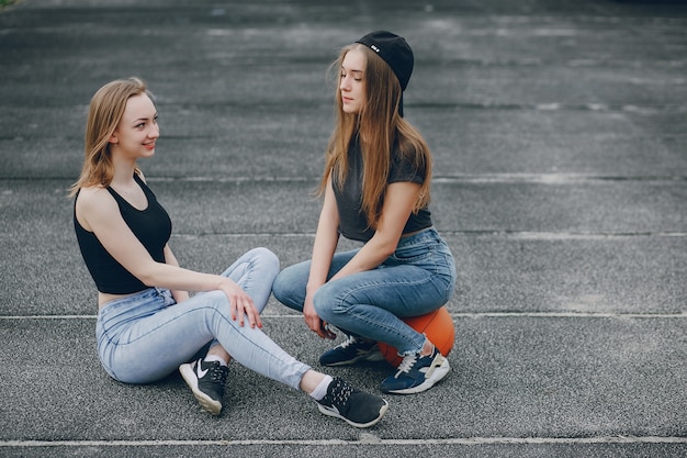 Filles avec une balle