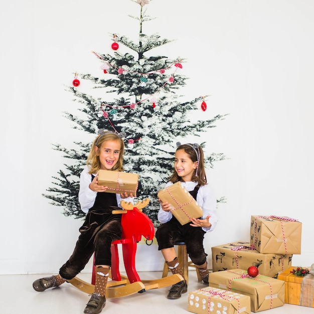 Filles avec des boîtes présentes