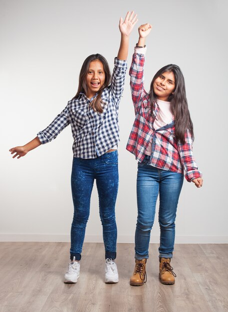 Les filles avec un bras levé