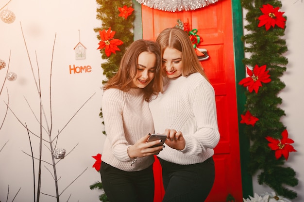 filles avec des cadeaux