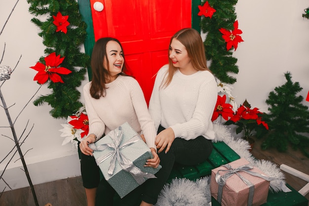 filles avec des cadeaux