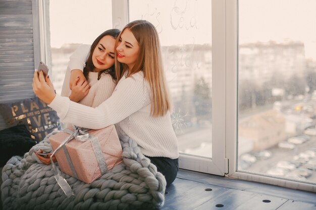 filles avec des cadeaux