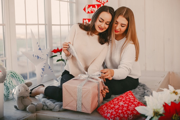 Photo gratuite filles avec des cadeaux