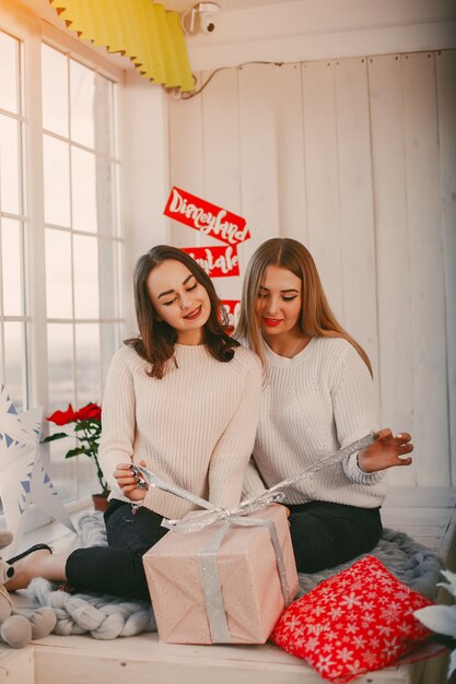 Photo gratuite filles avec des cadeaux