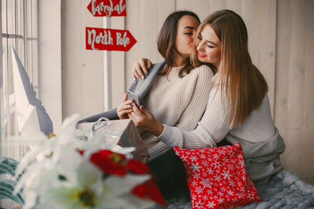 filles avec des cadeaux