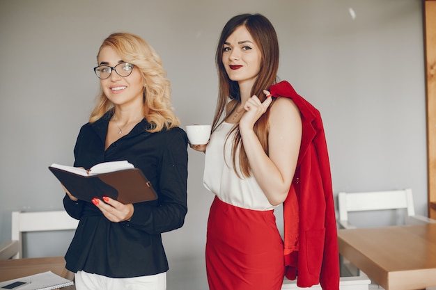 Filles avec café