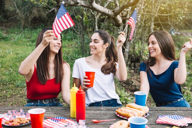 Filles célébrant le 4 juillet