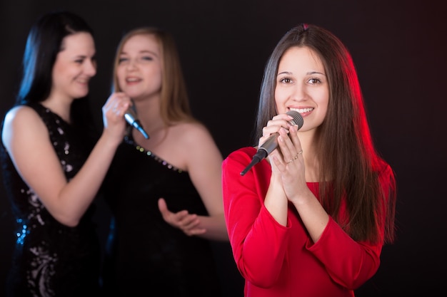 filles chantant