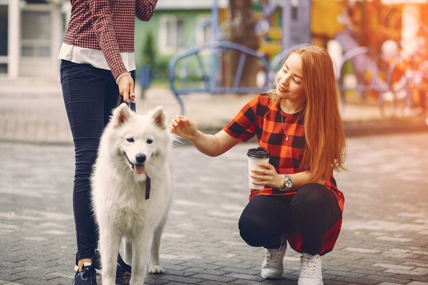 filles avec un chien