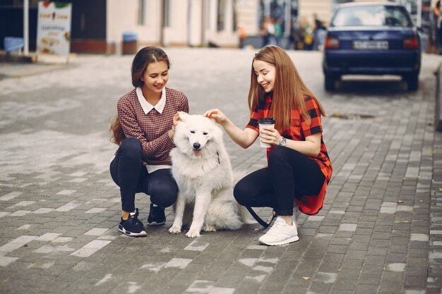 filles avec un chien