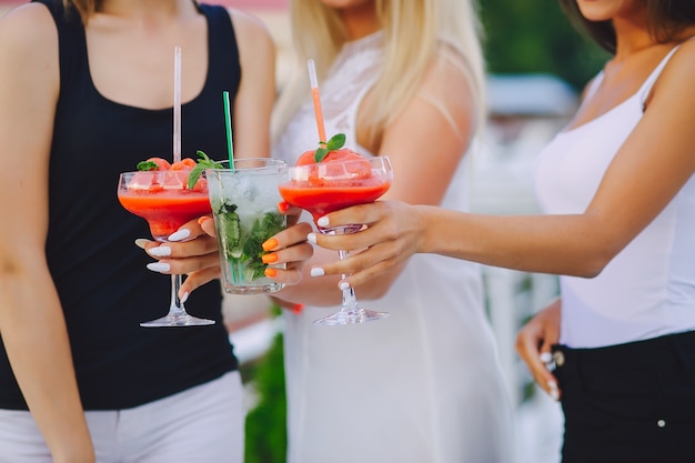 filles avec des cocktails