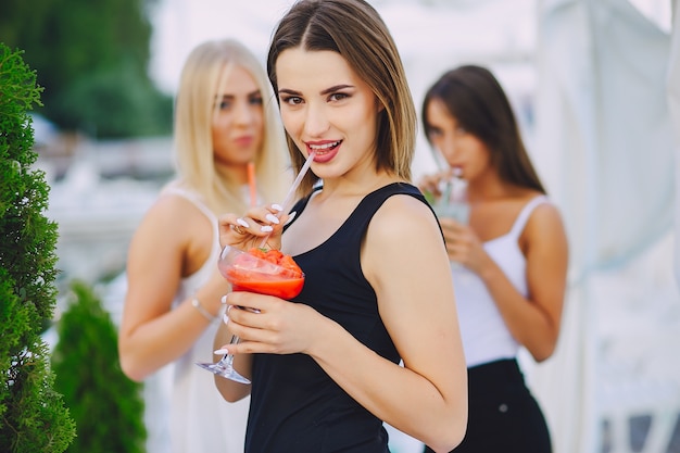 filles avec des cocktails