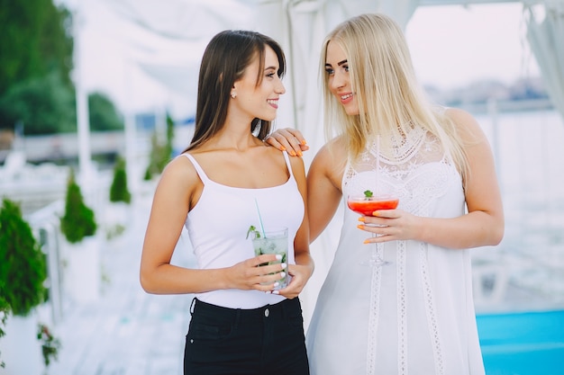 filles avec des cocktails