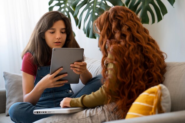 Filles à coup moyen bavardant à l'intérieur