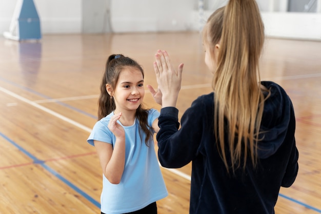 Filles à coup moyen jouant au jeu