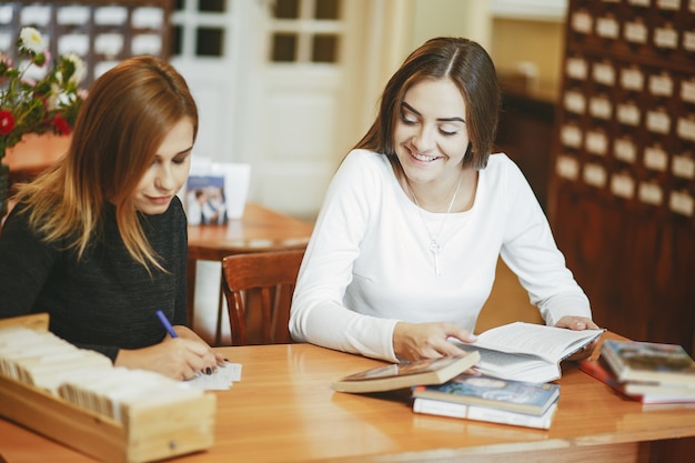 les filles dans la bibliothèque