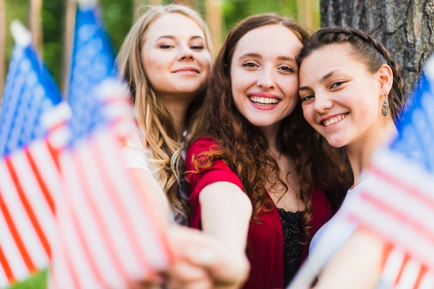 Photo gratuite filles dans la nature avec des drapeaux américains