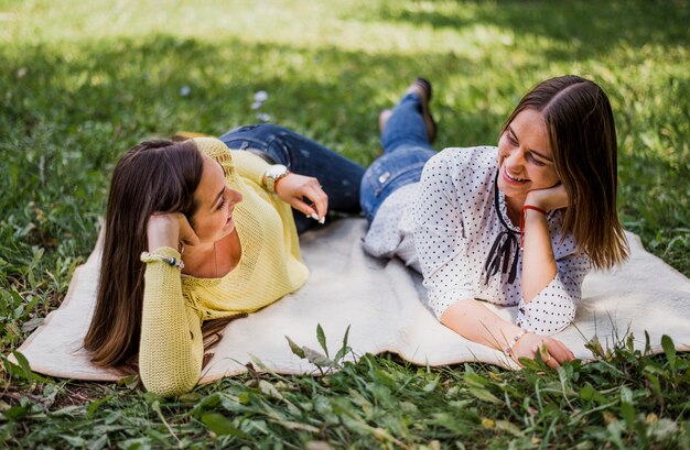 Les filles dans la nature se regardant