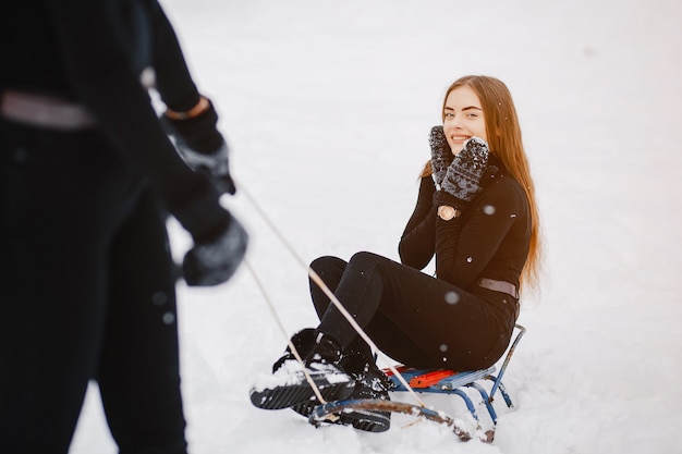 Filles dans un parc d&#39;hiver