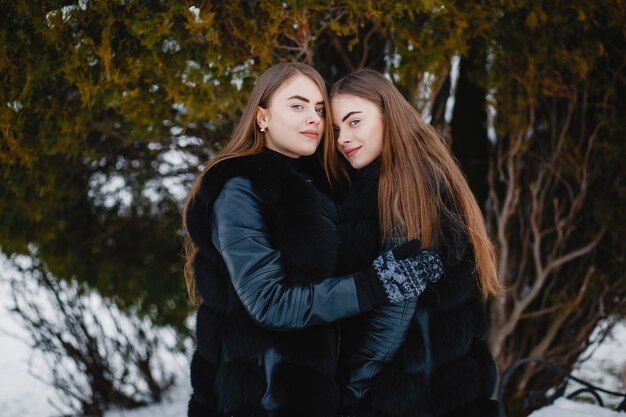 Filles dans un parc d&#39;hiver