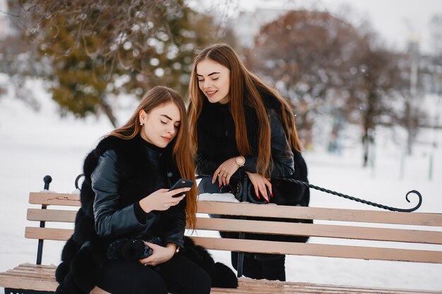 Filles dans un parc d&#39;hiver