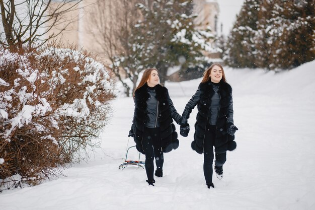 Filles dans un parc d&#39;hiver