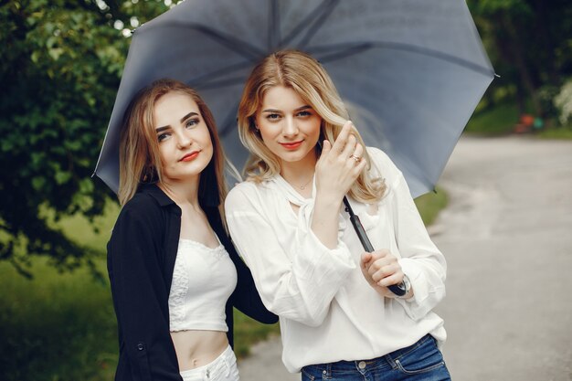 Filles dans un parc