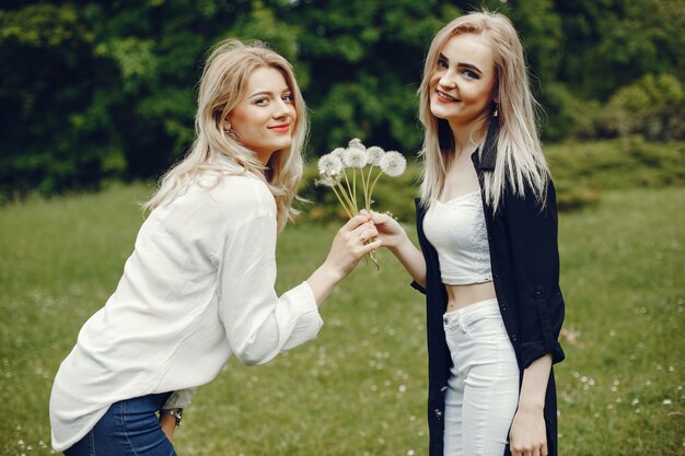 Filles dans un parc