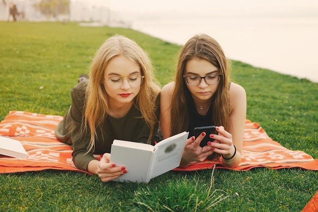 filles dans un parc