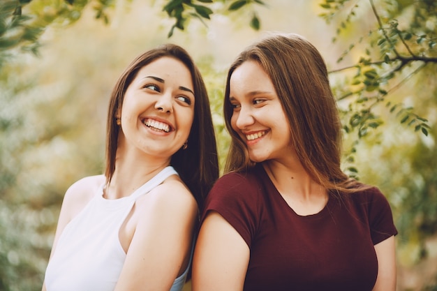 les filles dans le parc