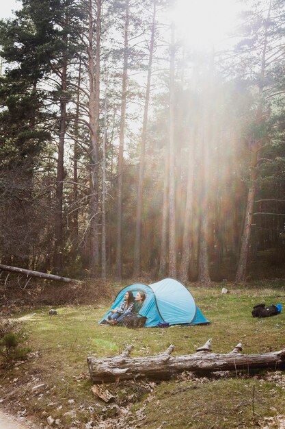 Les filles dans une tente sur une journée ensoleillée