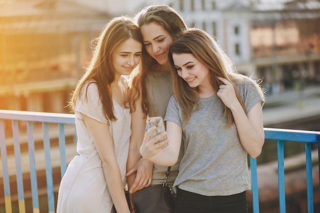 filles dans la ville