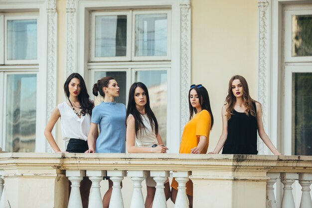 Les filles debout sur une terrasse