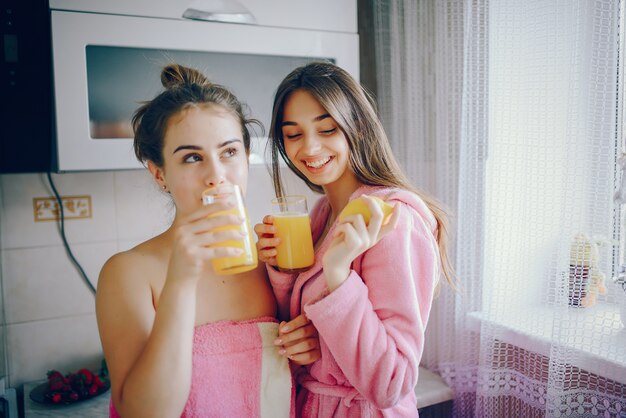 Filles avec du jus d&#39;orange