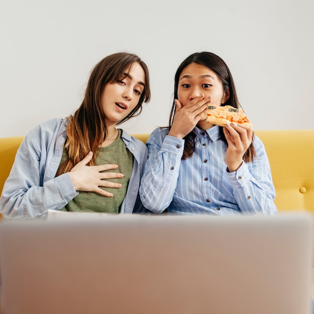 Filles effrayées en regardant un film